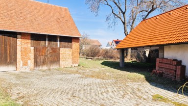 Rodinný dům s příslušenstvím a pozemky, Budišov