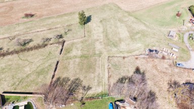 Rodinný dům s příslušenstvím a pozemky, Budišov